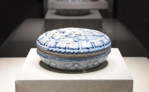 青花云龙纹食盒（元代1271-1368年）