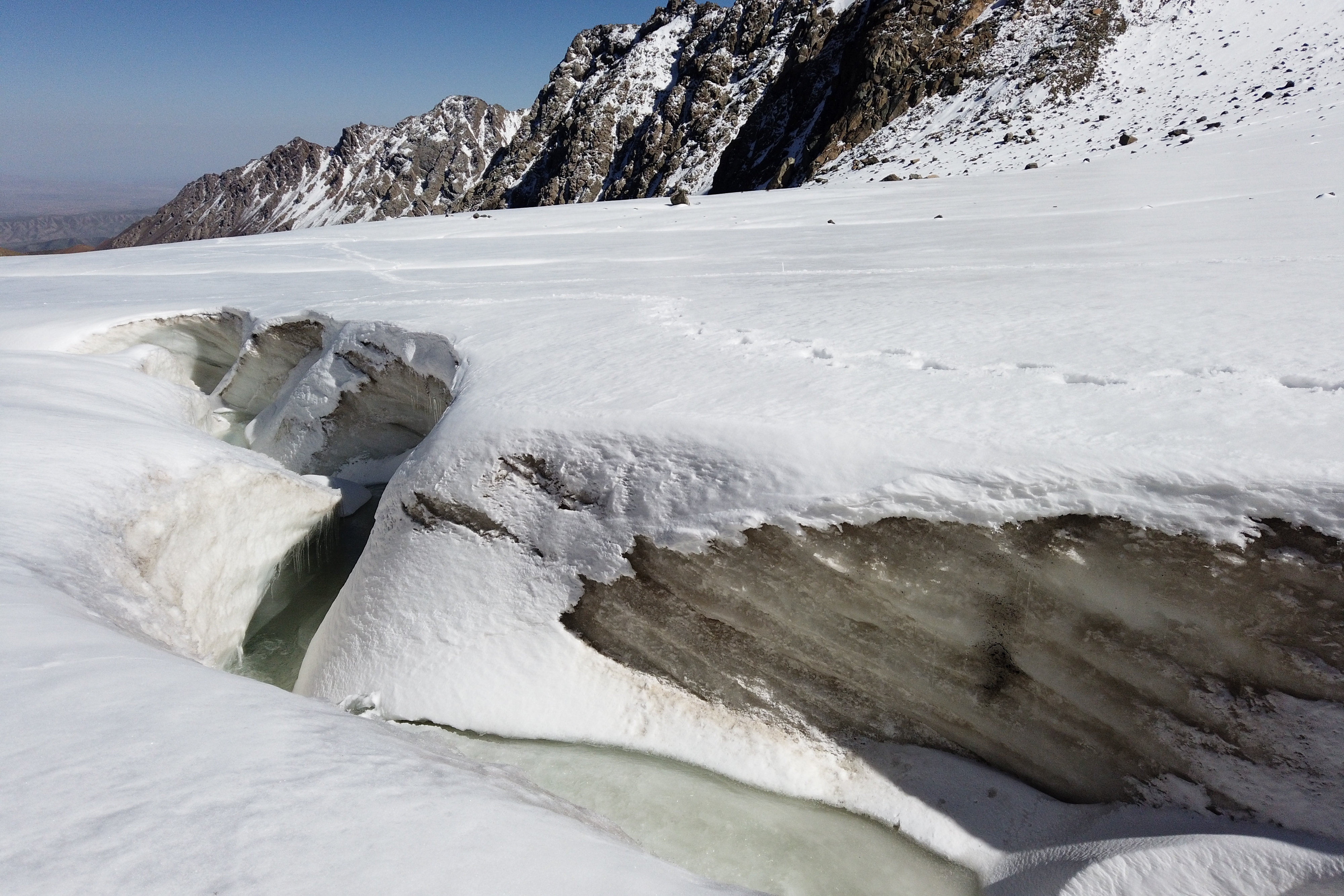9月9日,摆浪河21号冰川海拔4400米处有冰雪融水。