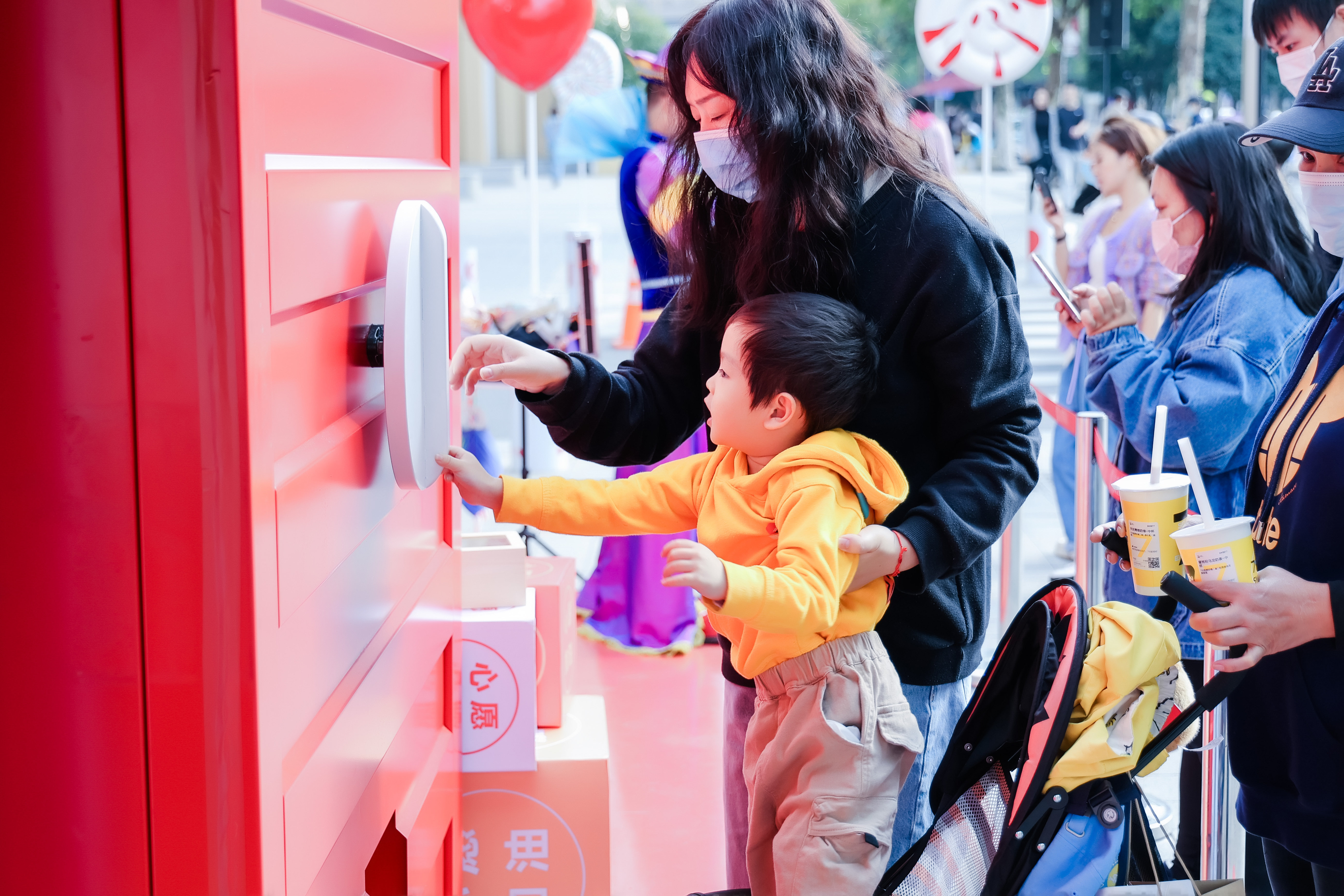 (图说:市民在银泰百货超级扭蛋机前参与抽奖)