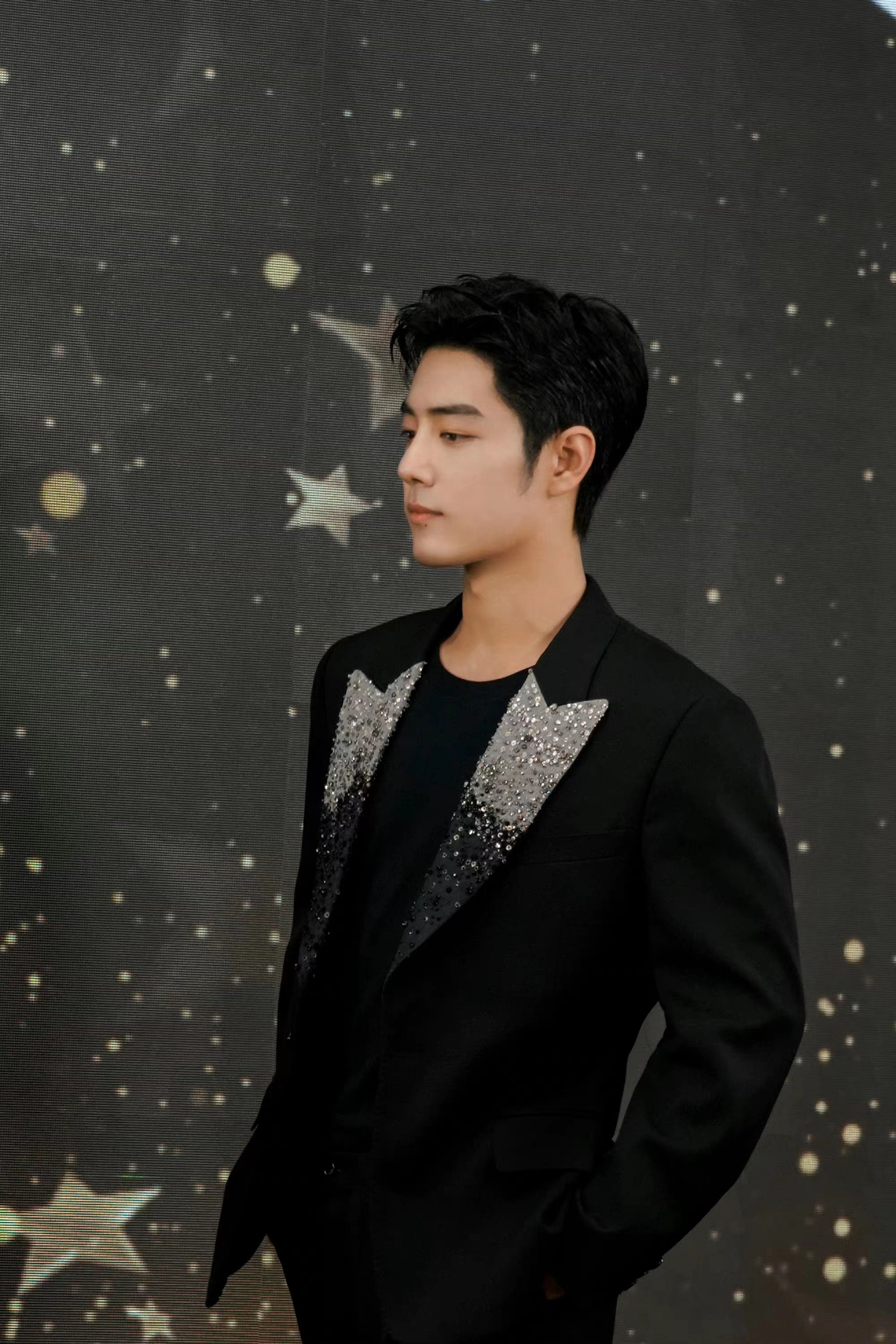 肖战一身黑色亮钻西装 搭配星空背景下尽显贵气_凤凰网娱乐_凤凰网