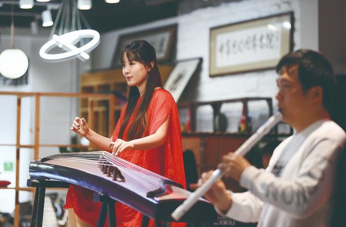中筝光明文化产业集团有限公司长春光明艺术学校的教师正在进行排演。
