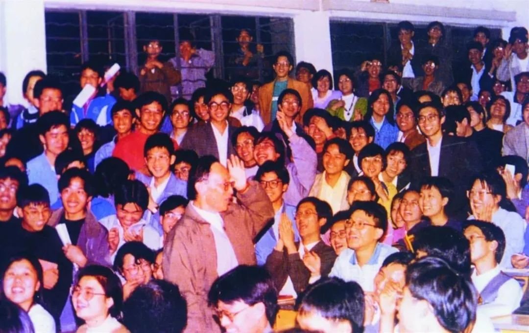 1995年，杨叔子与学生在文化素质教育讲座后交流