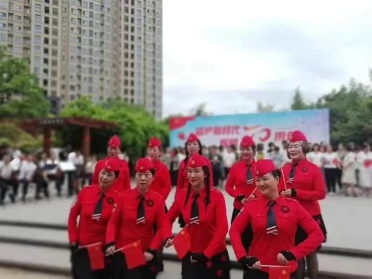 赞！这里的“流动办公桌”，办实事接地气!