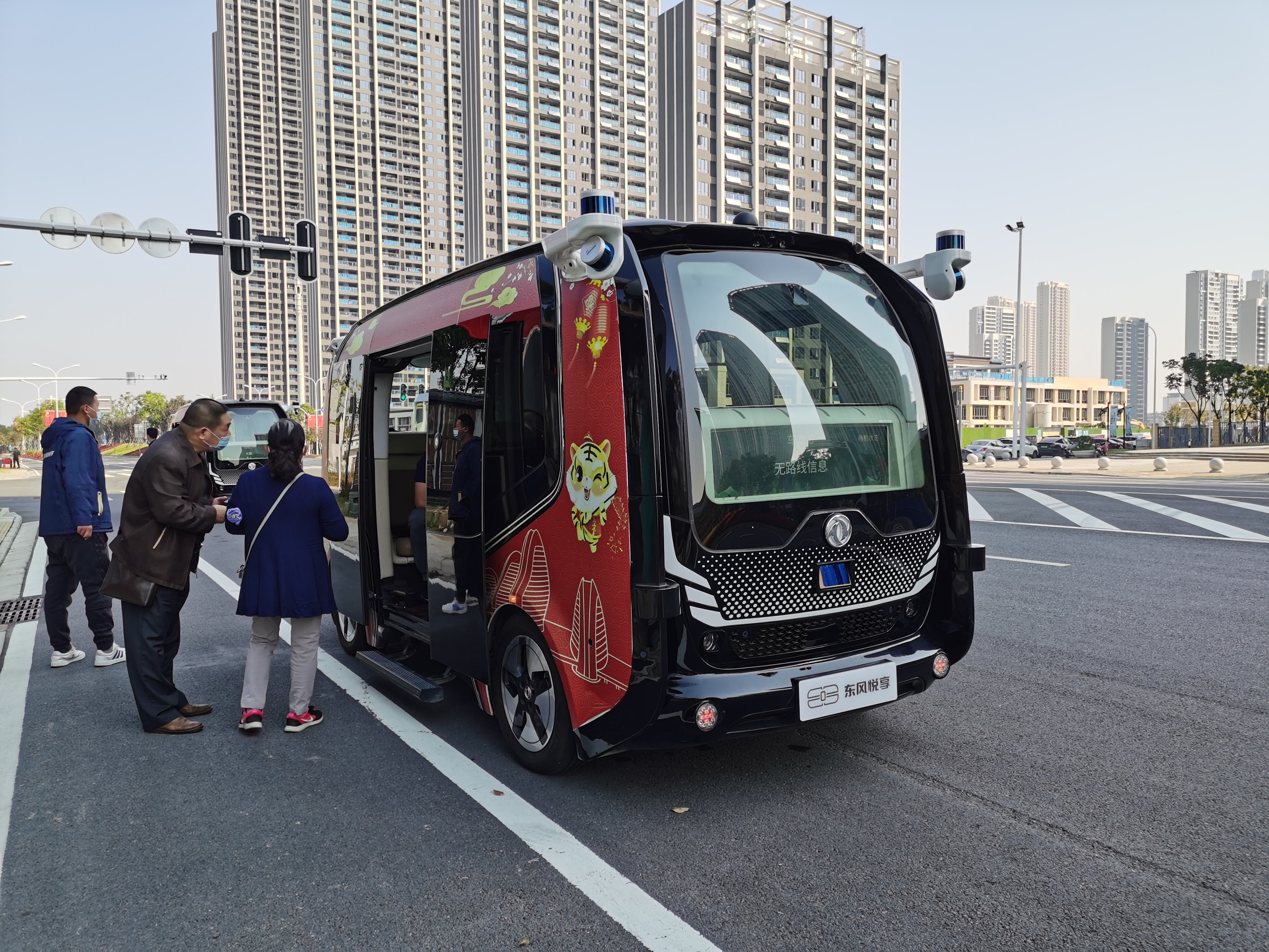 在武汉经开区军山新城一带运营的 “春笋号”无人驾驶巴士。本文图片除标注外，均为澎湃新闻记者 朱远祥 图