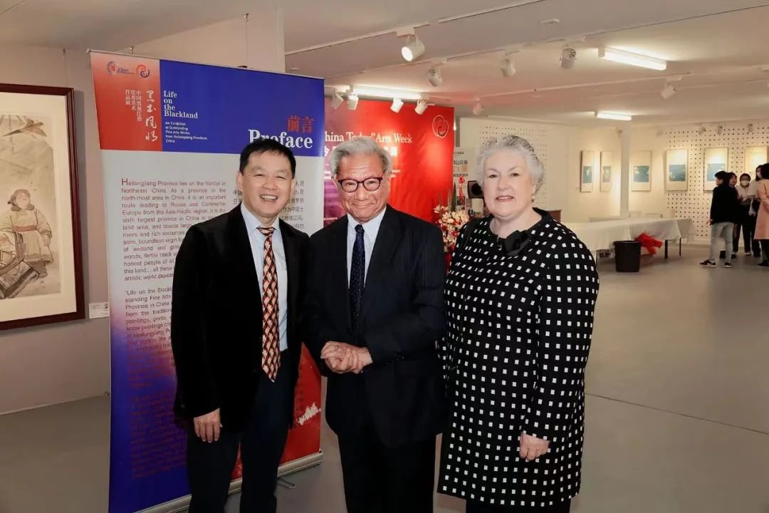 中国驻澳大利亚使馆文新处公参松雁群，澳大利亚中国友好协会维州分会会长安东尼&middot;梁，澳大利亚中国友好协会前主席罗宾&middot;马修斯合影留念