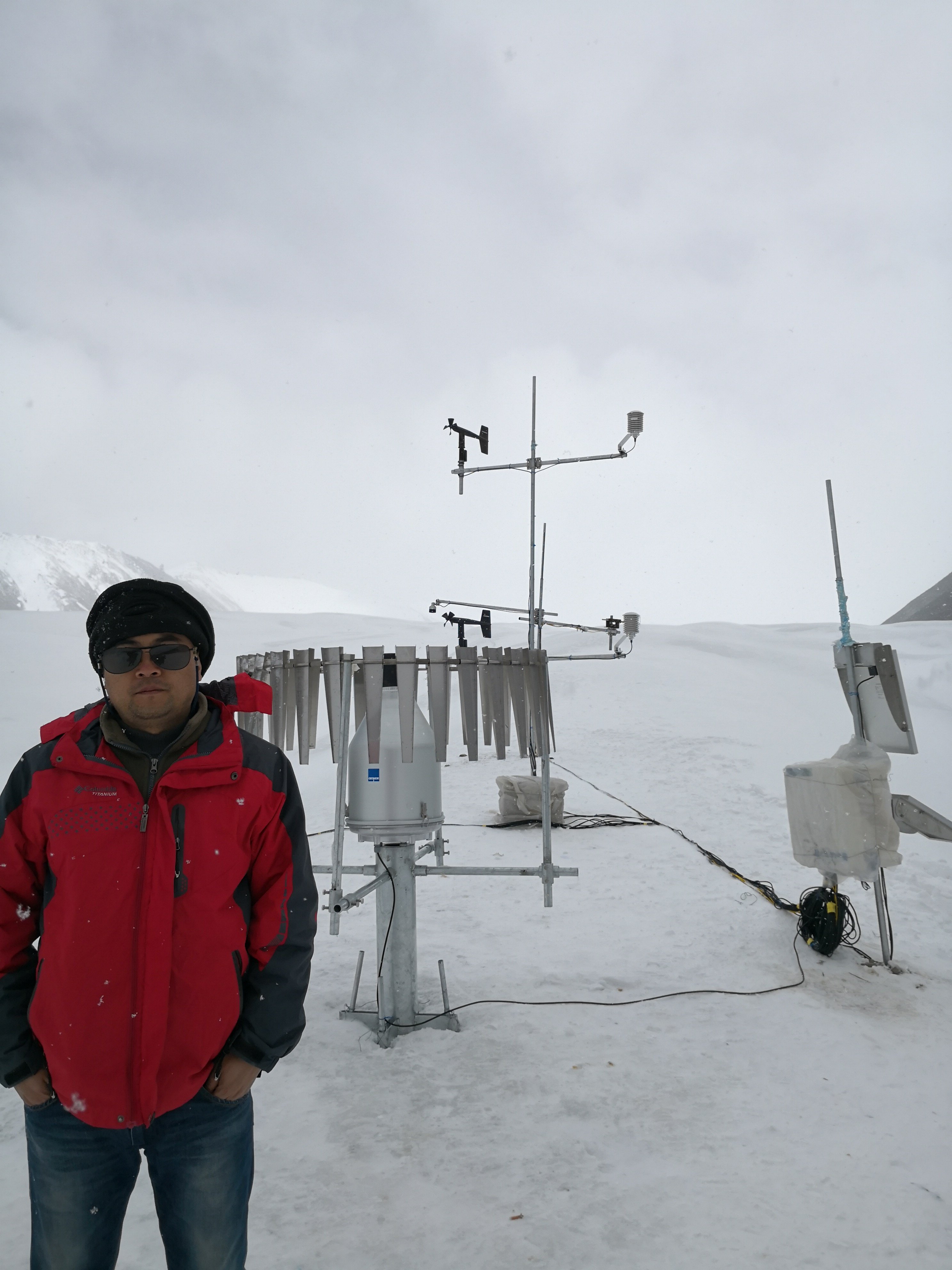 贺建桥维护气象站。