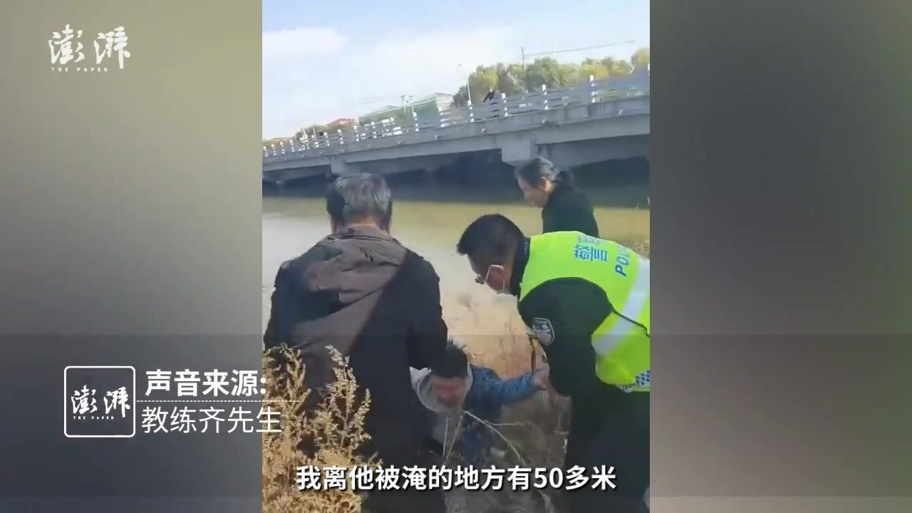 暖心帧丨大妈呼救有人溺水，附近驾校考试人员和教练跳水救起_凤凰网视频_凤凰网