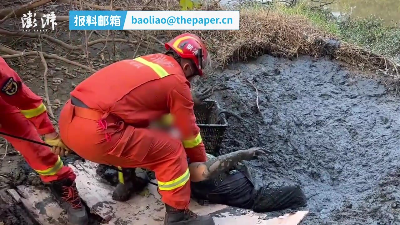 男子陷入淤泥，消防“拔河式”将他拉上岸_凤凰网视频_凤凰网