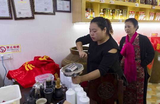 茅台镇卖酒女黄雅雅图片