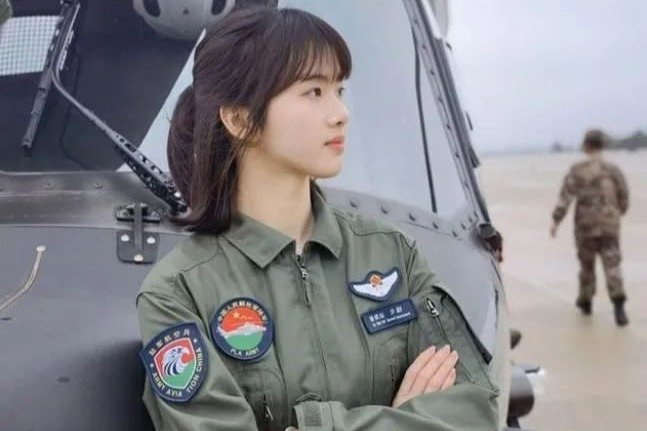 她是陆军首位初放单飞的女飞行员，一出场就惊艳众人！_凤凰网