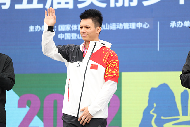 钟齐鑫率攀岩世界冠军助阵第五届美丽乡村全国攀岩系列赛举行