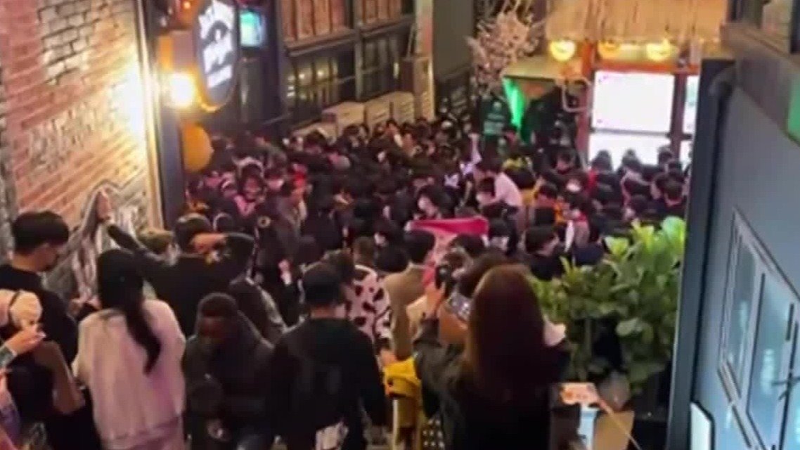 游客镜头下10月29日的梨泰院：人被挤压到无法动弹，每个人都露出恐惧表情