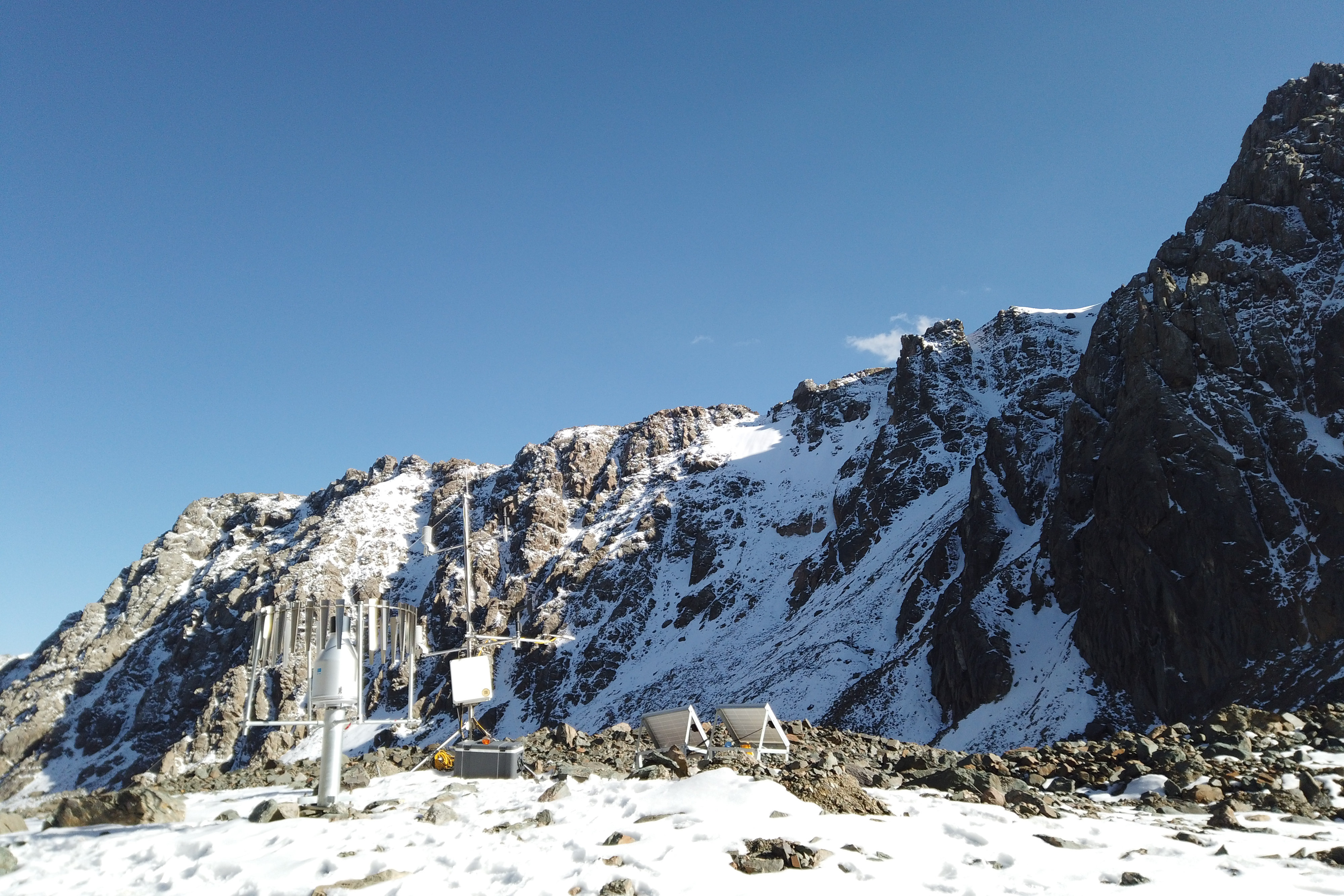 摆浪河21号冰川末端气象站