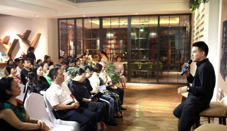 “夜经济论坛”上,与会嘉宾为长沙以及雨花区的夜间经济发展出谋划策。长沙晚报通讯员 李柳春 摄