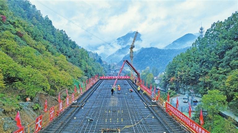 10月29日，西康高铁镇安西站1号特大桥6&times;32米连续梁施工现场。 通讯员 杨丙峰摄