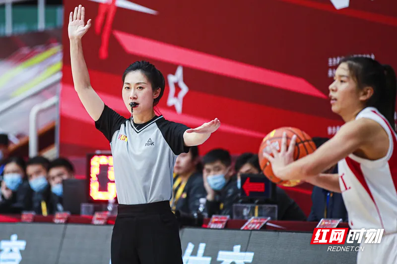 林芸(左)参与WCBA比赛执法。本文供图/林芸
