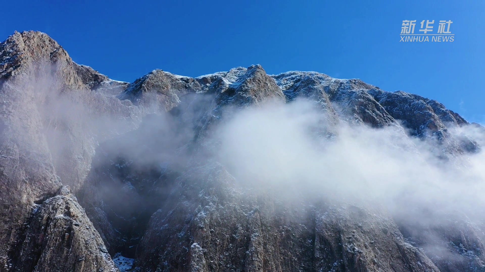 甘肃夏河：深秋降雪 美景如画