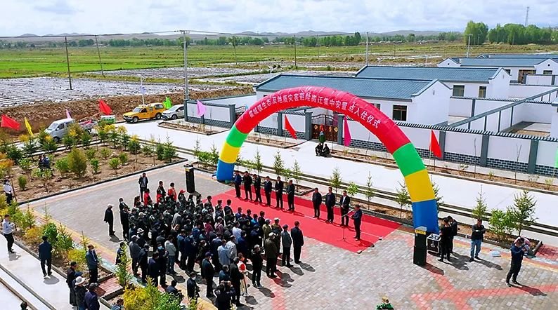 ▲霍城镇举行生态及地质灾害避险搬迁集中安置点入住仪式