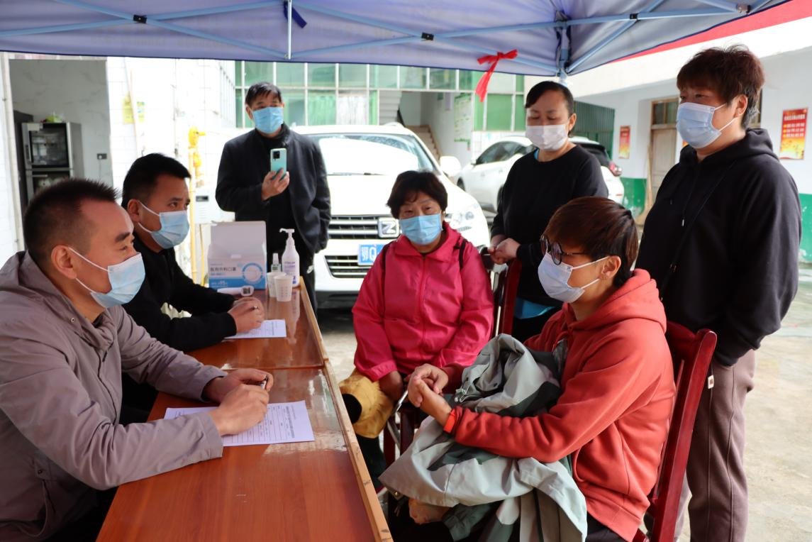 图为利川市纪委监委在团堡镇摆摊设点，倾听群众心声