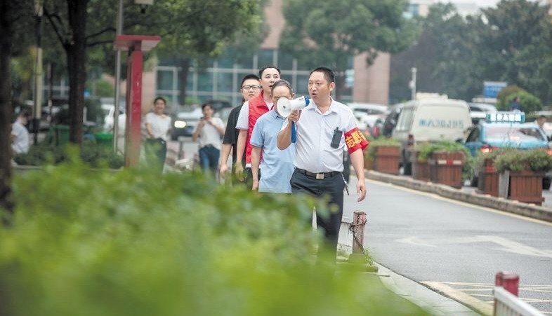 高桥商圈内,一支支党员志愿者服务队积极作为,帮解邻里难题,守护家园平安。陈飞 摄