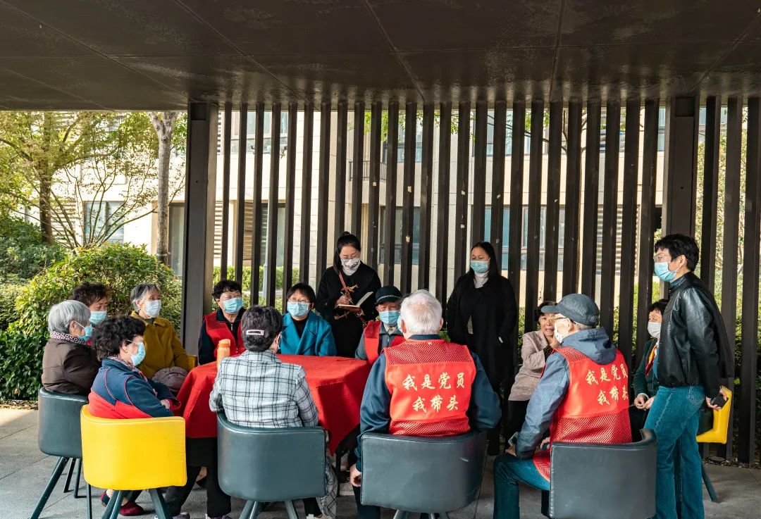 赞！这里的“流动办公桌”，办实事接地气!