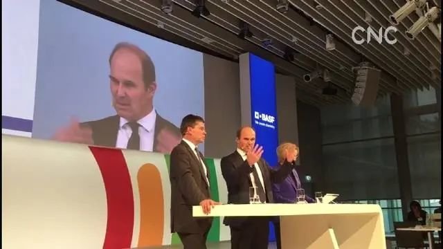 德国化工巨头巴斯夫公司首席执行官马丁·布鲁德米勒(中)。视频截图