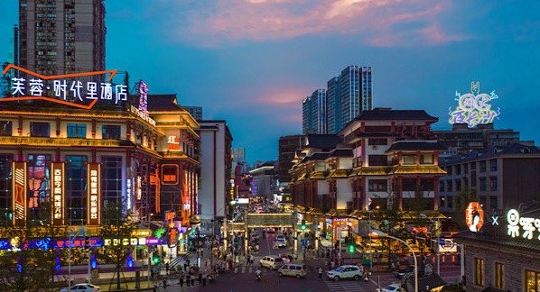 夜幕降临，长沙大街小巷内烟火气逐渐升腾。