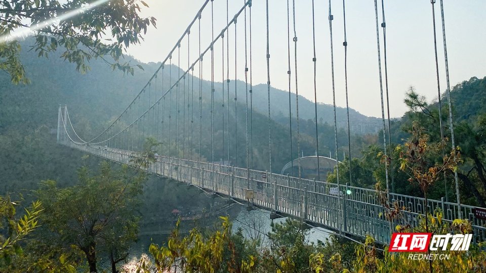 石燕湖风景区游玩项目——玻璃桥。