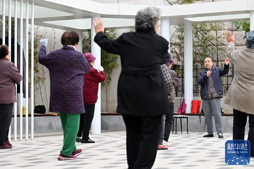 ↑ 在天津市和平区文化村社区，老年人在适老化改造中新建的小区广场上跳舞（10月28日摄）。