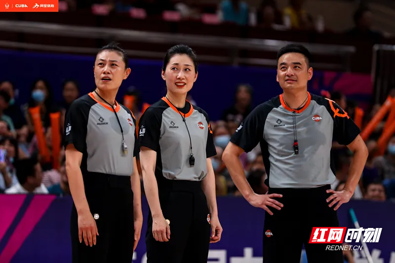 林芸(中)与一同参与cuba比赛执法的国际级裁判胡静(左),杨鹏(右)合影.