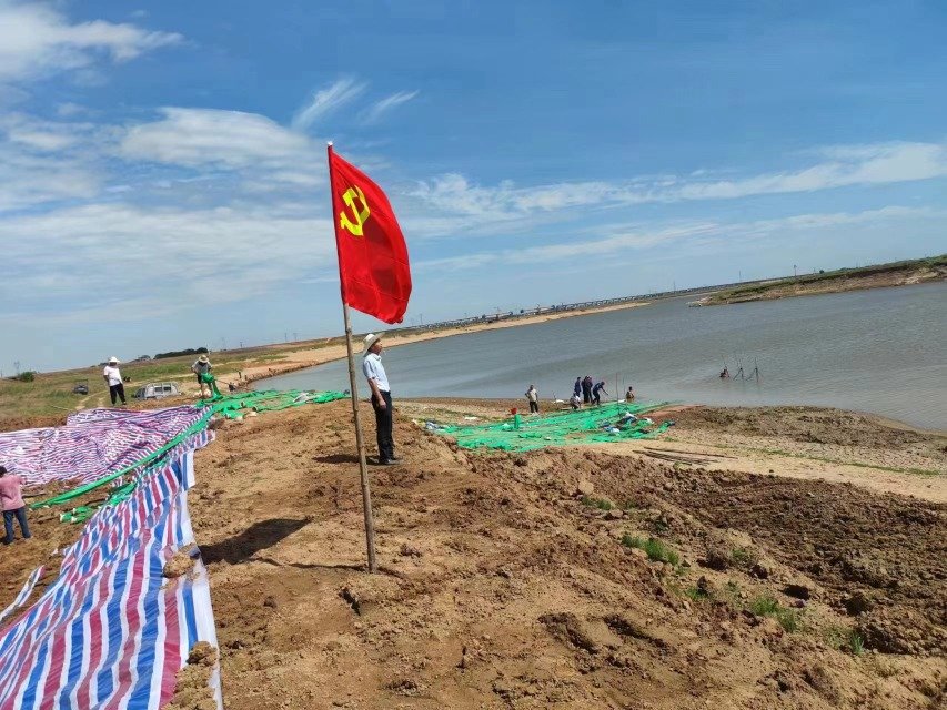 "10月27日晚,在江西省进贤县三里乡滨山村,村民陈明华在本村"码"上