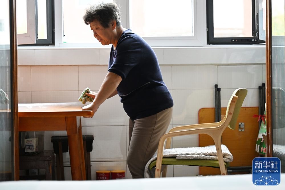↑ 在天津市和平区文化村社区一居民家中，新添置的适老化桌椅设计有握手孔位，便于老人借力（10月27日摄）。