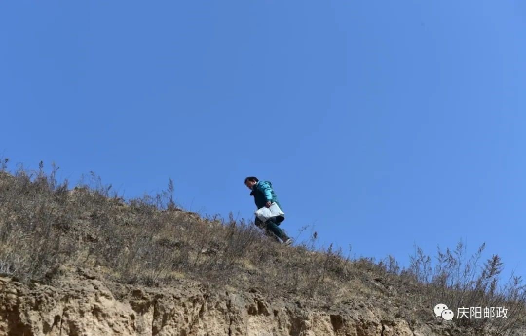 为了两封地址不详的信，邮递员走村串巷寻找"收信人"