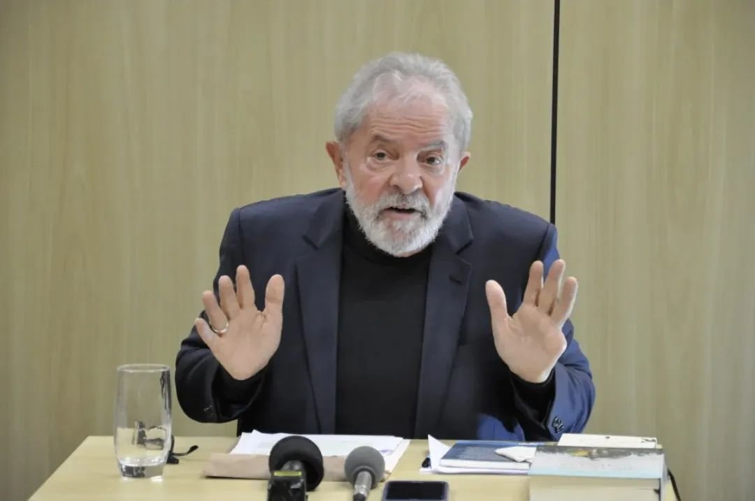 卢拉在巴西南部监狱的一个房间里讲话。图源:Editora Brasil 247