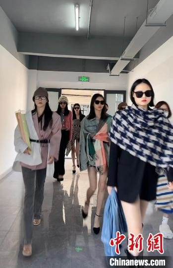 该校学生在楼道里走秀　温州职业技术学院供图