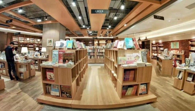 德思勤24小时书店，是点亮长沙人文化生活的一盏夜灯。资料图片