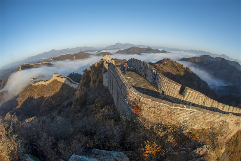 这是10月31日拍摄的金山岭长城云海景观。新华社发（周万平 摄）