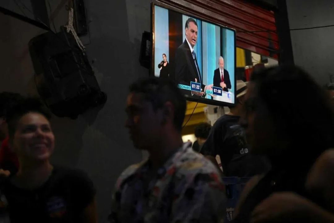 2022年10月28日,巴西巴西利亚的一家酒吧,卢拉和博尔索纳罗在O Globo频道进行总统辩论。图源:EVARISTO SA/法新社