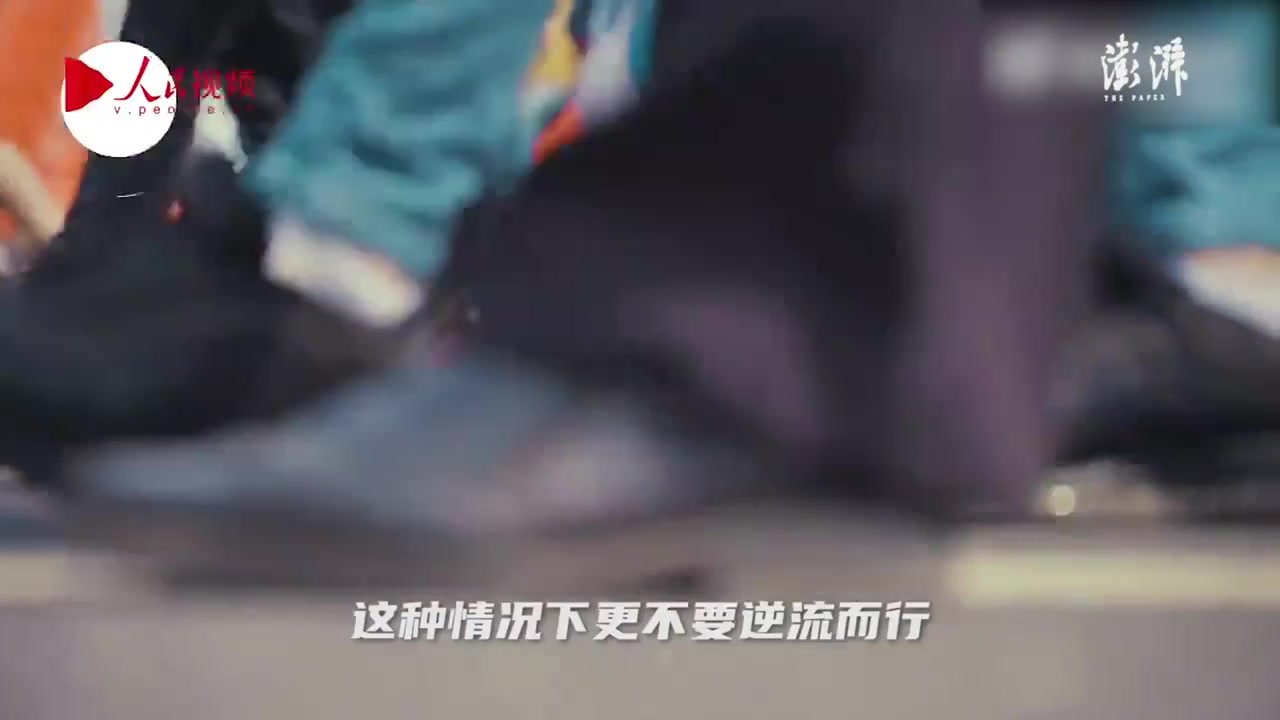 发生踩踏事件，如何自我保护？