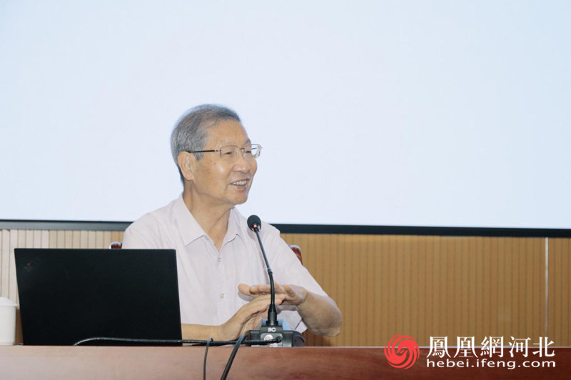 国杰研究院院士专家(深泽)协同创新中心揭牌仪式上,陈润生院士现场讲课