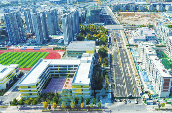 位于济南市天桥区药山西路的北辰小学,毗邻洋涓湖,是今年秋季开学刚