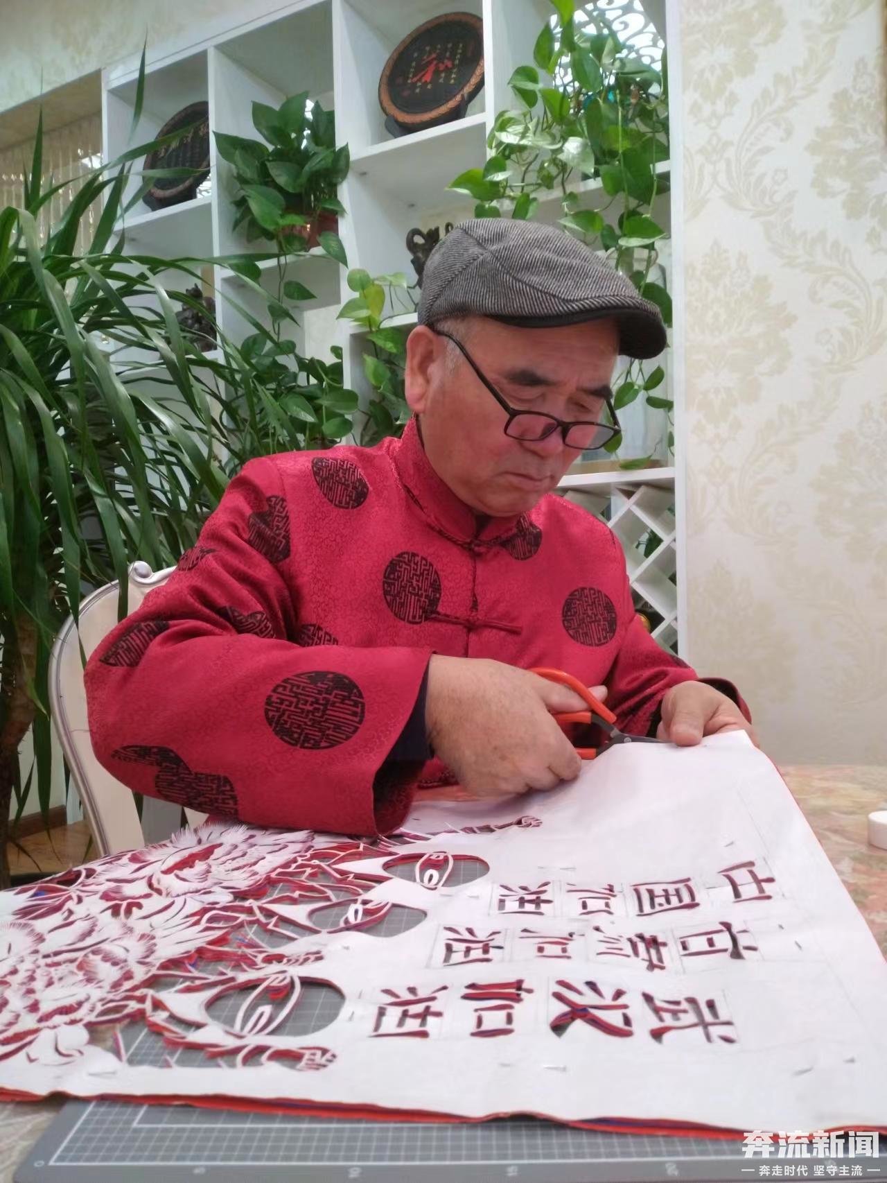甘肃老人用剪纸刻画防疫群像(17847518)-20221104180629.jpg