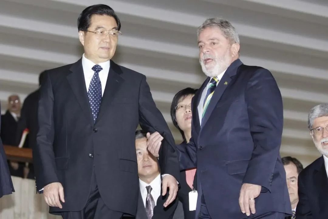2010年4月15日,在巴西利亚举行的金砖国家峰会上,卢拉与胡锦涛(左)握手。卢拉希望巴西与北京建立战略伙伴关系。图源:Dida Sampaio /Agencia Estado