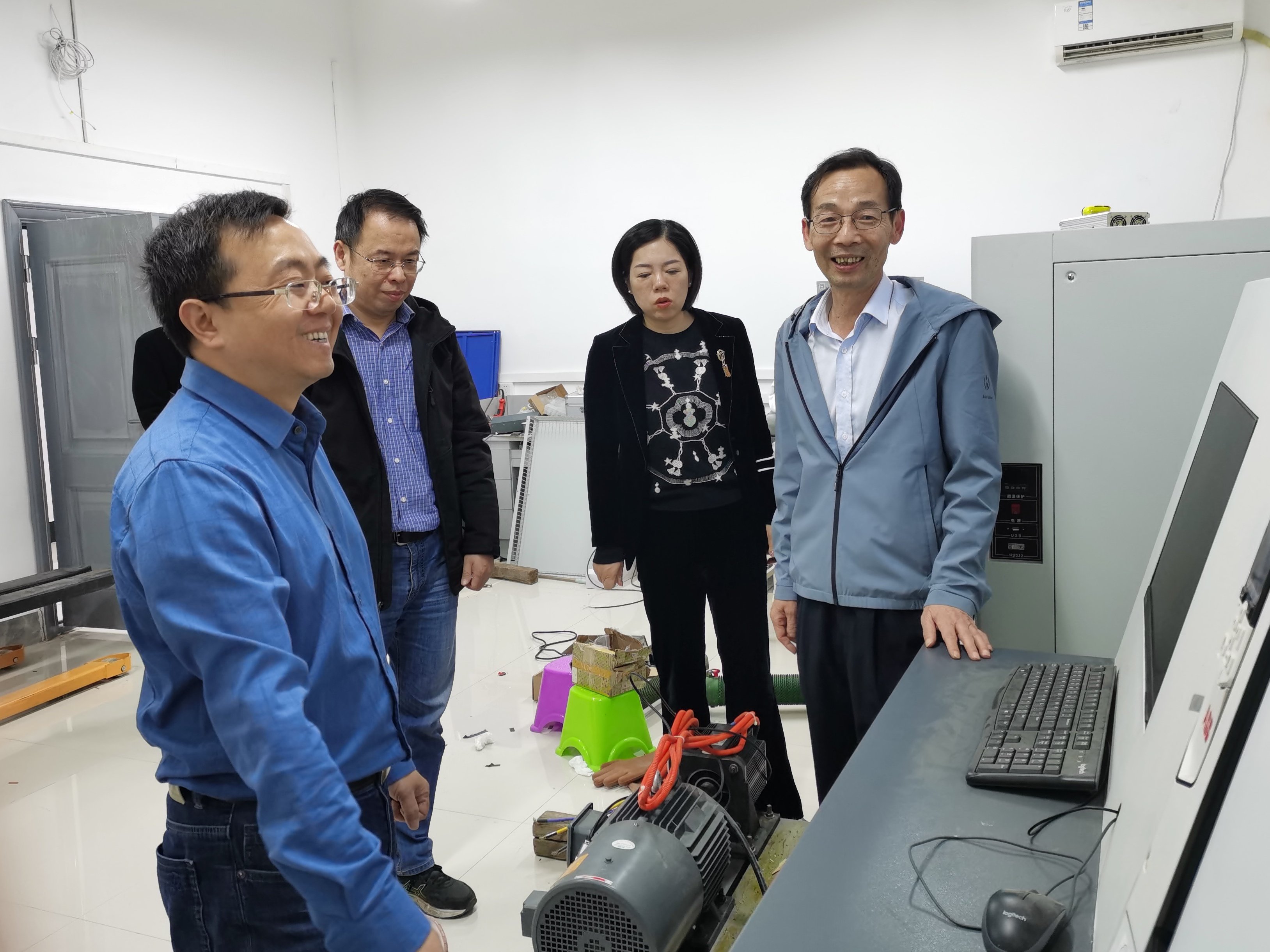 武汉理工大学陈启宏教授（左一）向刘元林（右一）等人介绍研发项目的情况。