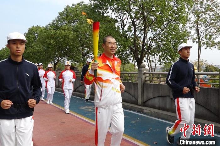 江西省第十六届运动会火炬传递活动南昌站举行
