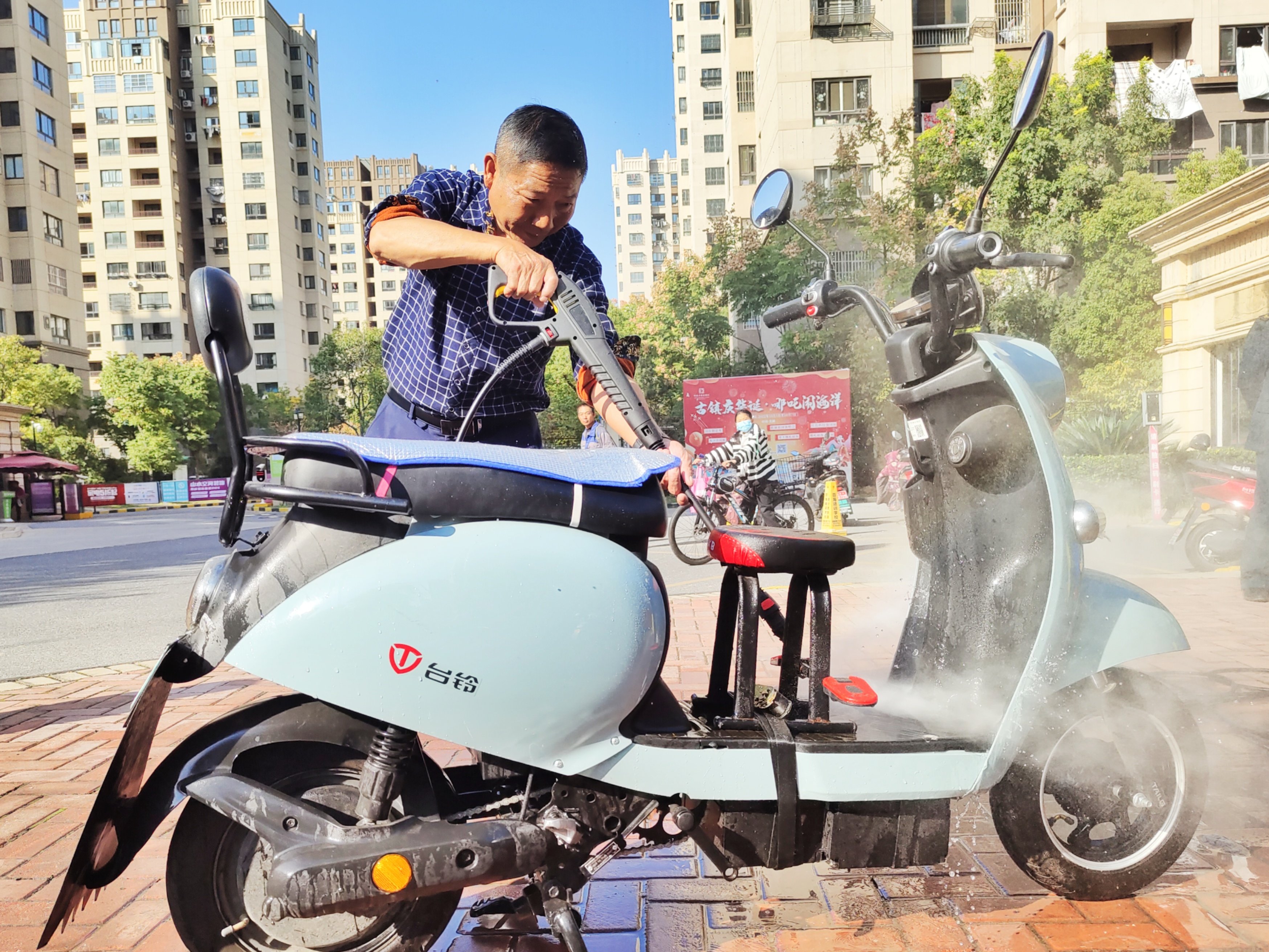 芜湖均豪物业:心系业主贴心服务 免费磨菜刀清洗电动车