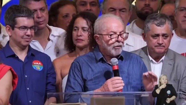 卢拉当选巴西总统 与支持者见面发表讲话