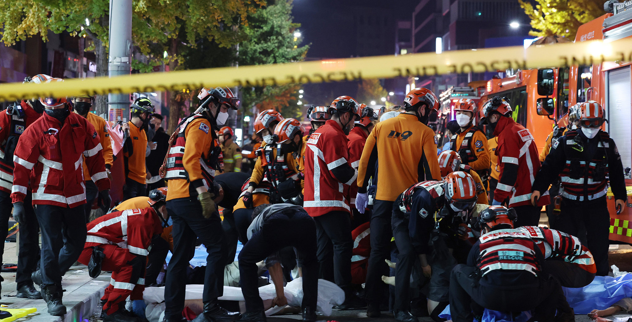 当地时间2022年10月30日深夜，韩国首尔，位于龙山区的梨泰院发生踩踏事故，消防员正在对现场人员进行救助。