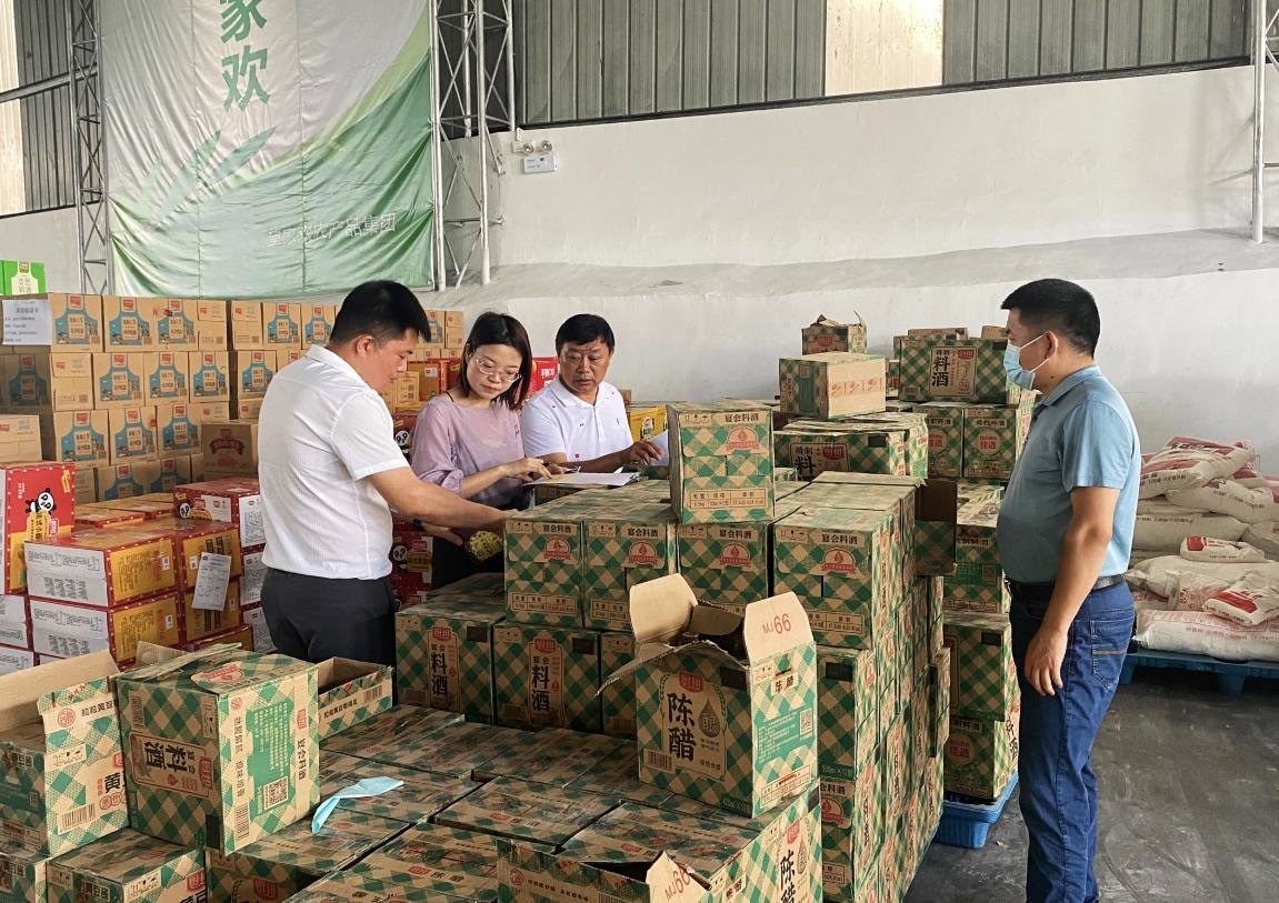 图为建始县纪委监委作风督查组在湖北望家欢农产品有限责任公司生产车间开展蹲点调研