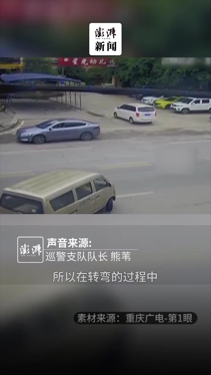 面包车转弯太犹豫，后方摩托车闪躲不及遭遇连环撞